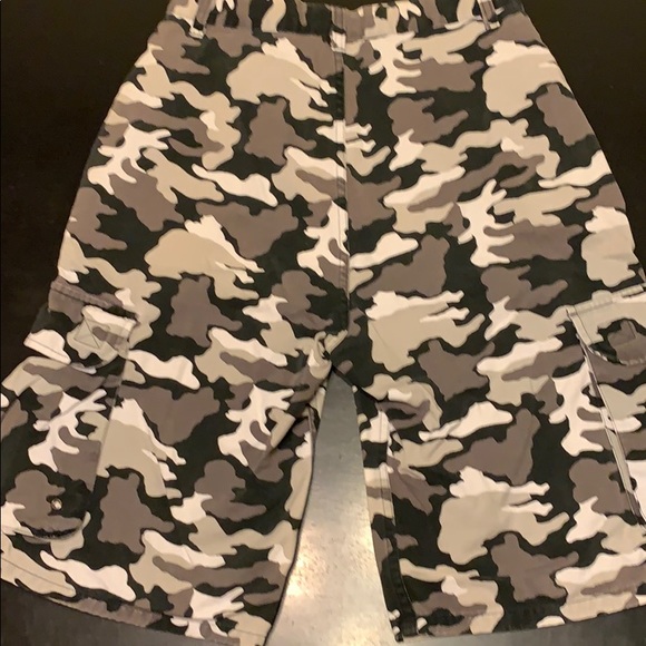 Camouflage Cargo Shorts Blk/Gray/White EUC - Picture 3 of 4